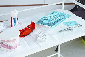 Oral Hygiene Products Drucke: Various instruments, dental models