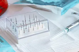 Dental Hygiene Products Drucke: Various instruments, dental models