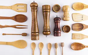 Natural Kitchen Utensils Drucke: Various kitchen utensils made of natural materials on a light background