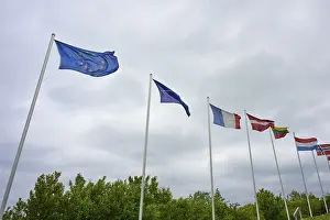 Northern Germany Seaside Resorts Drucke: Various national flags in the wind under a cloudy sky
