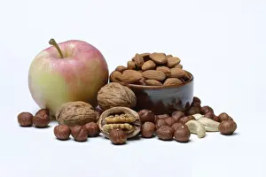 Fresh Fruit Platter Drucke: Various nuts and apple