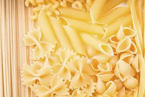 Culinary Background Drucke: Various pasta types as a background on the table