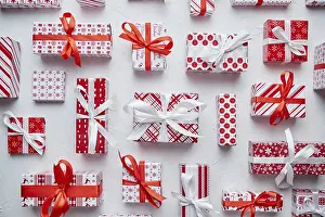 Minimalist Christmas Decor Drucke: Various pattern and size Christmas boxes placed on white background