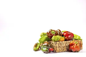 Vegetable Plant Images Drucke: Various peppers (Capsicum) in and next to baskets
