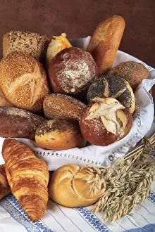 Basic Food Photography Drucke: Various rolls in a basket
