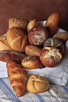 Sesame Seed Bun Drucke: Various rolls in a basket