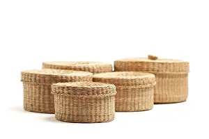 Isolated On White Ground Drucke: Various sized wicker baskets isolated on white