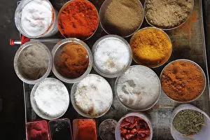 Indian Spices Drucke: Various spices in the kitchen of a restaurant