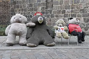 Verschiedene gefüllte Bären, die als Berliner Bären verkleidet sind.