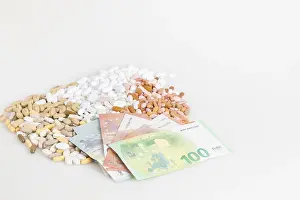 Paper Money Payment Drucke: Various tablets and euro banknotes on top of each other