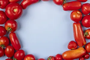 Variety Of Tomatoes Drucke: Various tomatoes, circular frame, copy space