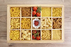 Kitchen Herbs Drucke: Various types of pasta in a frame