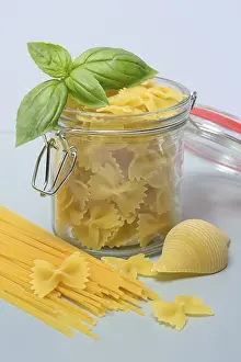 Spaghetti Nutrition Facts Drucke: Various types of pasta with glass container
