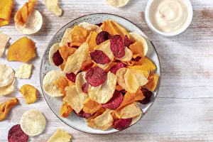 Balanced Diet Drucke: Various vegetable chips with a homemade dip
