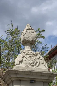 Central Europe Building Structures Drucke: Vase centrepiece on a courtyard gate