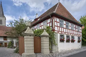 Southern Germany Buildings Drucke: Vase centrepieces on a courtyard gate