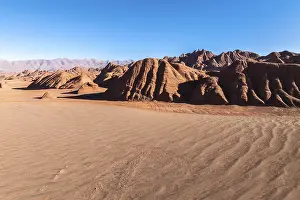 Drucke von Großartiges und dramatisches Landschaftsbild des Teufelsdeserts in Salta, Argentinien, zeigt einzigartige Felsformationen unter einem klaren blauen Himmel Salta Drucke: Großes und dramatisches Landschaftsbild von Teufels Wüste in Salta.