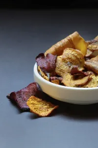 Studio Vegetable Shots Drucke: Vegetable chips in shell, consisting of carrots
