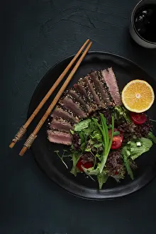 Top View Image Drucke: Vegetable salad, with fried tuna