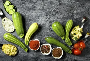 Gray Background Copy Space Drucke: Vegetables on the background. Fresh vegetables (cucumbers)