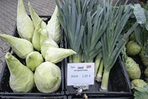 Pointed Cabbage Drucke: Vegetables, pointed cabbage and leeks in crates