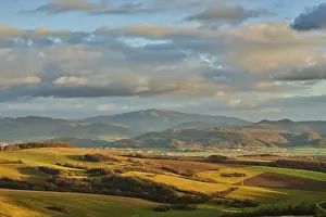 Central European Countryside Views Drucke: Vegetation of forests and fields in the hills with clouds in evening light