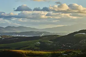Atmospheric Evening Light Mood Drucke: Vegetation of forests and fields in the hills with clouds in evening light