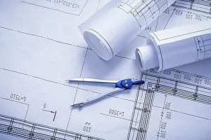 Construction Plan Blueprint Drucke: Vertical version compass and rolled blueprints close up