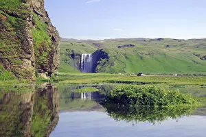Icelands Natural Wonders Drucke: Vertically falling waterfall reflected in the water