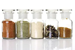 Different Types Of Spices Drucke: Vials containing various spices
