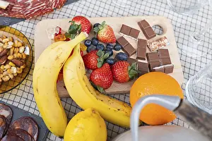Fresh Fruit Arrangement Drucke: A vibrant array of fruits including bananas