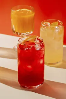 Fresh Fruit Juices Drucke: A vibrant display of refreshing drinks in glasses