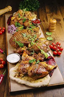 Appetizing Chicken Dishes Drucke: A vibrant platter features an array of grilled chicken pieces