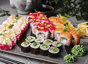 Bilder Datiert 3. März 2024: Sushi print greenery condiments