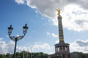 Berlin Victory Column Drucke: Victory Column next to a beautiful