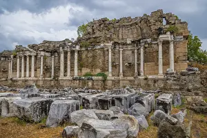 Abandoned City Square Drucke: The side view of ancient ruins of agora in Side