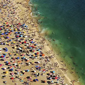 Atlantic Coast Scenery Drucke: View from above of anonymous crowd