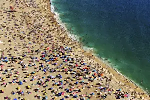 Colourful Parasols Drucke: View from above of anonymous crowd
