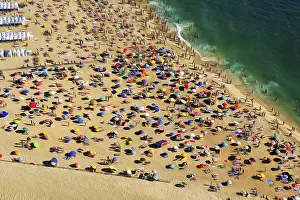 Colourful Parasols Drucke: View from above of anonymous crowd