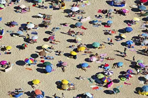 Colourful Parasols Drucke: View from above of anonymous crowd