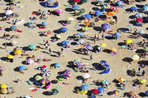 Colourful Parasols Drucke: View from above of anonymous crowd