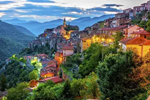 Drucke von Blick auf Apricale in der Provinz Imperia, Ligurien, Italien Imperia Drucke: Ansicht von Apricale in der Provinz Imperia