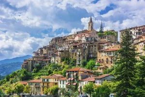 Drucke von Blick auf Apricale in der Provinz Imperia, Ligurien, Italien Imperia Drucke: Ansicht von Apricale in der Provinz Imperia