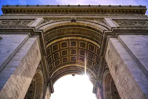 Paris Cityscape Drucke: A view of the Arc de Triomphe located in Paris
