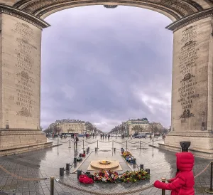 Drucke von Blick von unter dem Triumphbogen, über die ewige Flamme, das Denkmal für den unbekannten Soldaten und den Boulevard Champs-Élysées, an einem trüben, regnerischen Tag Blick von unter dem Triumphbogen Champs-Elysees Drucke: Blick von unter dem Triumphbogen.