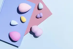 Pastel Color Background Drucke: Top view of an array of multicolored makeup sponges