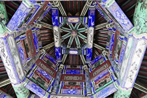 Vaulted Ceiling Architecture Drucke: View of an artfully painted vaulted ceiling with geometric pattern