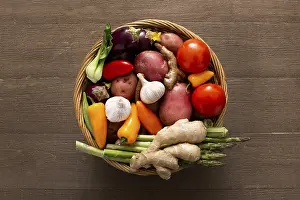 Wicker Basket Decoration Drucke: Top view basket with vegetables