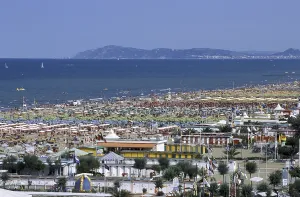 Drucke von Ein idyllischer Strandabschnitt in Rimini, Italien, mit den traditionellen Bagni (Bädern) im Hintergrund Rimini Drucke: Blick auf Strand und Bagni in Rimini