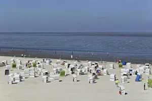 European Coastal View Drucke: View over the beach with beach chairs